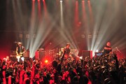 J（写真は9月4日の新木場STUDIO COAST公演より）