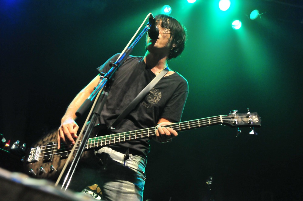 J（写真は9月4日の新木場STUDIO COAST公演より）
