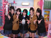 「イッテ恋48」第1回目のMC。写真左から磯原杏華、松本梨奈、木崎ゆりあ、木下有希子、後藤理沙子。 (C)2011 イッテ恋48