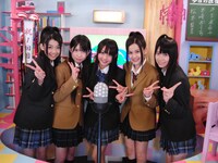 「イッテ恋48」第1回目のMCを務めたSKE48メンバー。写真左から磯原杏華、松本梨奈、木崎ゆりあ、木下有希子、後藤理沙子。 (C)2011 イッテ恋48
