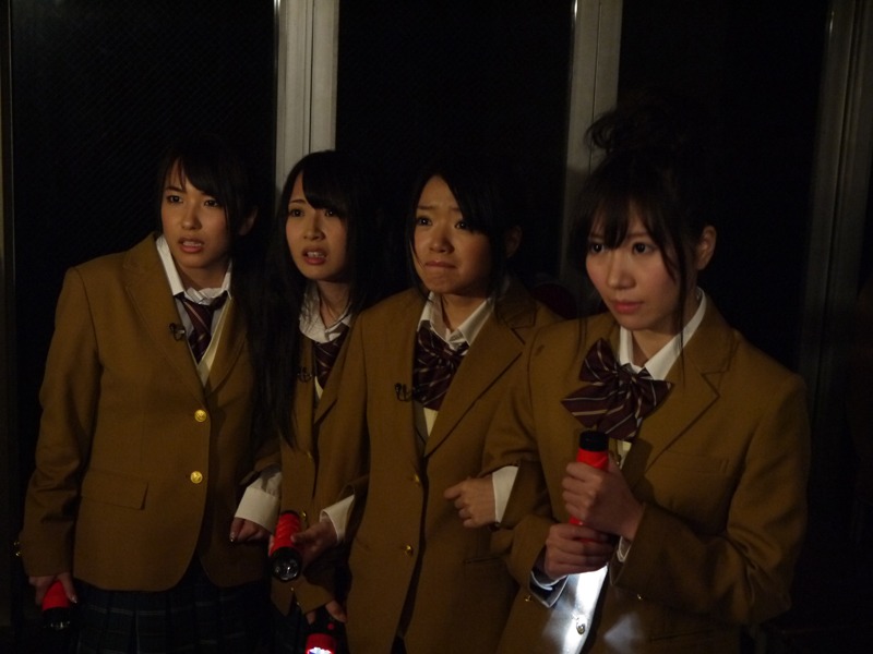 第7回、第8回に放送された歩こう企画第1弾「廃校を歩こう」より。写真左から佐藤聖羅、高柳明音、矢方美紀、加藤智子。 (C)2011 イッテ恋48