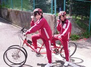 第4回、第8回に放送された「全力二人坂」より。写真左から大矢真那、柴田阿弥。 (C)2011 イッテ恋48