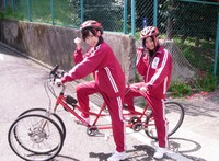 第4回、第8回に放送された「全力二人坂」より。写真左から大矢真那、柴田阿弥。 (C)2011 イッテ恋48