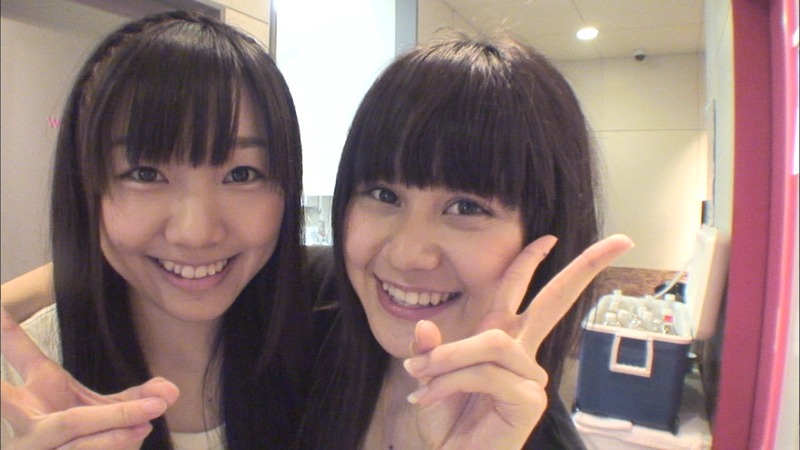 特典映像「イッテ恋カメラ in SKE48 Zeppツアー『真夏の上方修正』」より。写真左から須田亜香里、木下有希子。 (C)2011 イッテ恋48