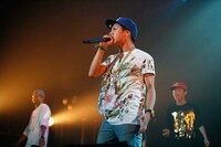 SHUN（写真中央）