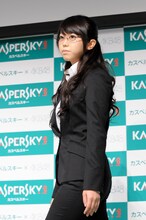 疑似謝罪会見にスーツ姿で出席した峯岸みなみ。