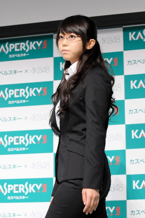 疑似謝罪会見にスーツ姿で出席した峯岸みなみ。