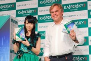 カスペルスキーラボCEOのユージン・カスペルスキー（写真右）とフォトセッションに臨む峯岸みなみ。