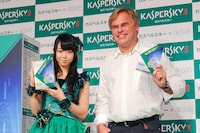 カスペルスキーラボCEOのユージン・カスペルスキー（写真右）とフォトセッションに臨む峯岸みなみ。