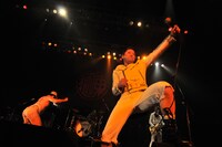 ライブの最後の曲「就職しやがれ！」を演奏するグループ魂。この日も最後は赤い紐パンになった港カヲル（写真左）と、それを見守る暴動（写真中央、破壊の左足の下）。