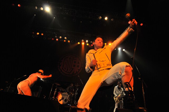 ライブの最後の曲「就職しやがれ！」を演奏するグループ魂。この日も最後は赤い紐パンになった港カヲル（写真左）と、それを見守る暴動（写真中央、破壊の左足の下）。