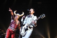 「アイサツはハイセツよりタイセツ」を歌う暴動（写真中央）と、よりそう港カヲル（写真左）。