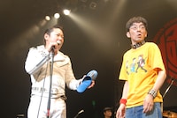 ショートコント「1！2！3！4！」の前振りとして与太話をするバイト君（写真右）と、虎視眈々とスリッパを打ち下ろすタイミングを狙う破壊（写真左）。