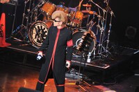 氣志團のライブでは黒い「氣」スリッパが宙を舞った。