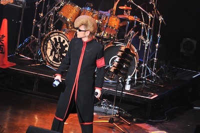 氣志團のライブでは黒い「氣」スリッパが宙を舞った。