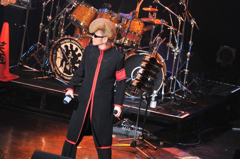 氣志團のライブでは黒い「氣」スリッパが宙を舞った。