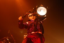 バイクのハンドル部分だけを巧みに操る早乙女光。