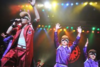 「俺達には土曜日しかない」を披露する氣志團。