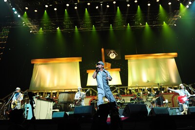 写真は日本武道館でライブを行うユニコーン。このとき演奏されていたのは、昔からのファンには懐かしい名曲だ。