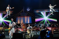 写真は「WAO!」演奏シーン。手島いさむ（写真右上）に加えEBI（写真左上）まで宙を舞う衝撃の展開に。