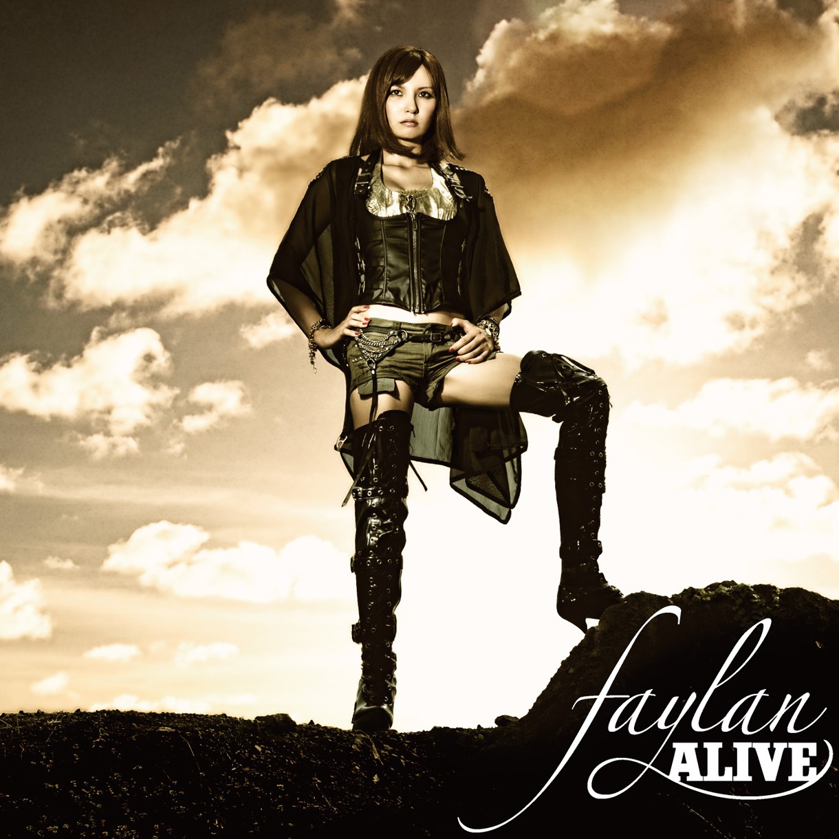 写真は2ndアルバム「ALIVE」通常盤ジャケット。