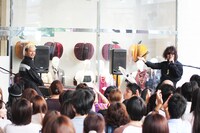 写真は渋谷マルイでのフリーライブの様子。