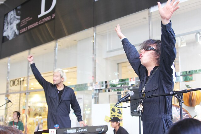 写真は渋谷マルイでのフリーライブの様子。