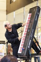 電子ピアノを傾け演奏するHAYATO。