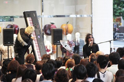 写真は渋谷マルイでのフリーライブの様子。
