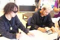 写真は渋谷マルイでのサイン＆握手会の様子。