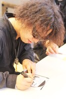 写真は渋谷マルイでのサイン＆握手会の様子。