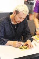 写真は渋谷マルイでのサイン＆握手会の様子。