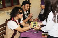 写真はヴィレッジヴァンガード下北沢店でのサイン＆握手会の様子。