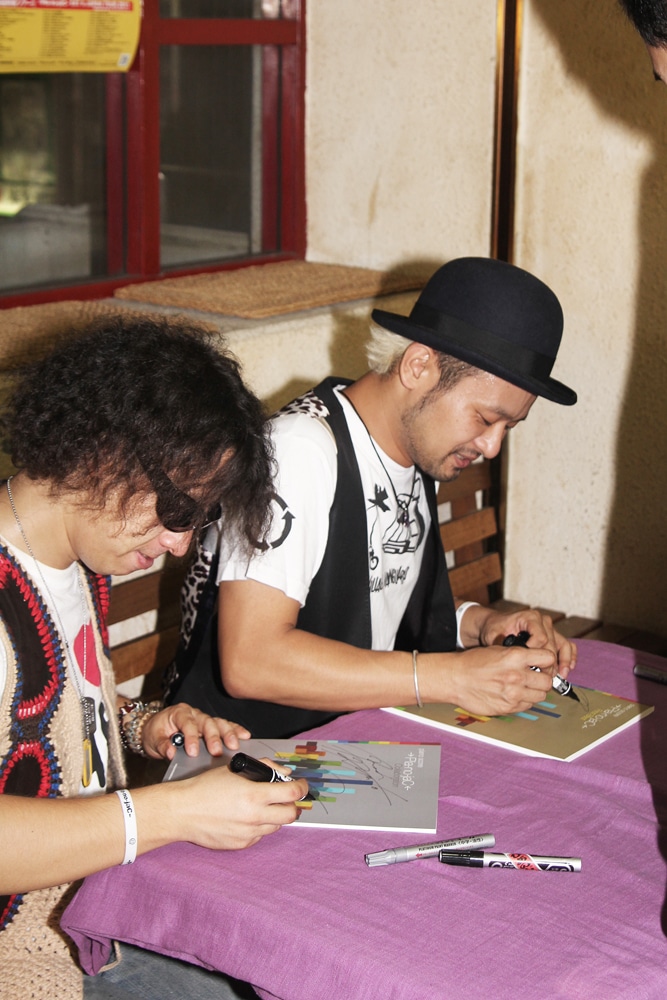 写真はヴィレッジヴァンガード下北沢店でのサイン＆握手会の様子。