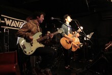 「本当にこんなに近い場所で歌うのは初めてです……（山森大輔）」と戸惑いつつも、老舗ロック喫茶ならではの雰囲気を楽しんだROCK'A'TRENCH。