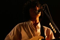 往年のファンにはうれしい白シャツで登場したワタルが「結婚式と葬式以外では二度と着ません！（笑）」と意地を張る一幕も。(c) susie