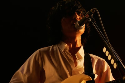 往年のファンにはうれしい白シャツで登場したワタルが「結婚式と葬式以外では二度と着ません！（笑）」と意地を張る一幕も。(c) susie