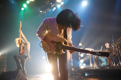 氏原ワタル（Vo, G / 写真中央）が白シャツ姿で登場し、全16曲を披露した第1部の模様。(c) susie