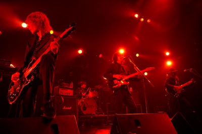 第2部では一転、4人全員が黒のスーツで登場。オーディエンスから大歓声を浴びた。(c) susie