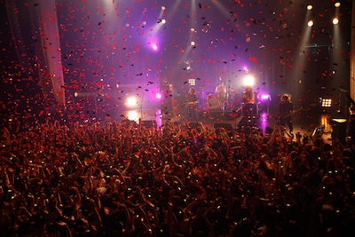 本編フィナーレでは華やかな紙吹雪が打ち上げられた。(c) susie