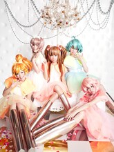 でんぱ組.inc（写真左から成瀬瑛美、相沢梨紗、古川未鈴、夢眠ねむ、跡部みぅ）