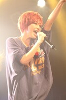 ライブ後半ではボーイッシュなファッションに衣装替えをした果山サキ。