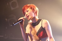 切なげな表情を浮かべ熱唱する果山サキ。