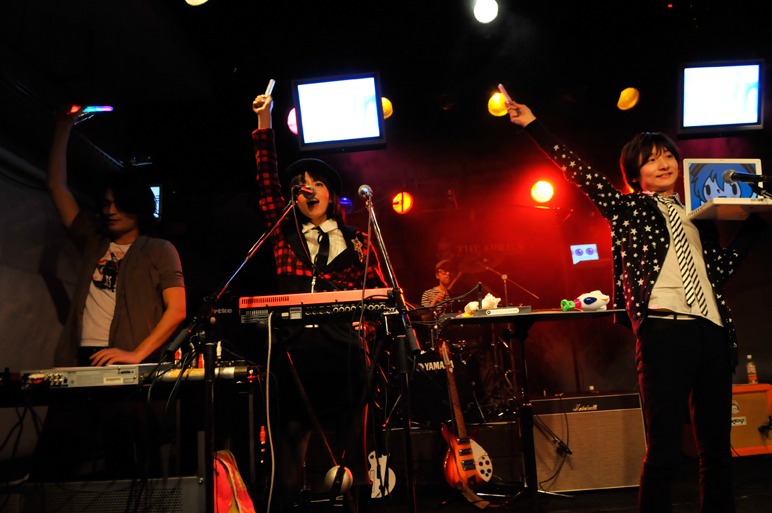 写真は前作「BACK TO THE FUTURE MUSIC」発売時に大阪で行われたリリースパーティの様子。