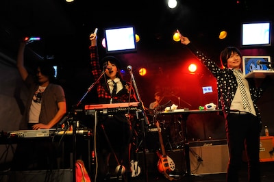 写真は前作「BACK TO THE FUTURE MUSIC」発売時に大阪で行われたリリースパーティの様子。