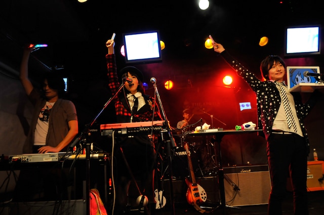 写真は前作「BACK TO THE FUTURE MUSIC」発売時に大阪で行われたリリースパーティの様子。