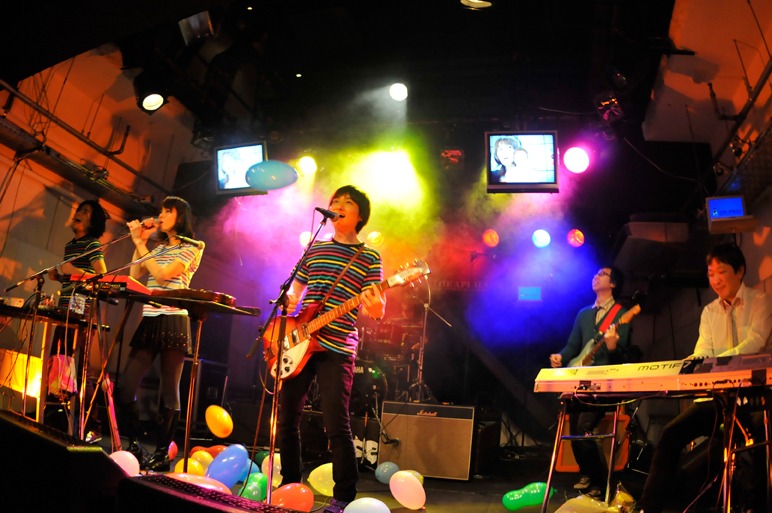 写真は前作「BACK TO THE FUTURE MUSIC」発売時に大阪で行われたリリースパーティの様子。