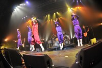 「俺達には土曜日しかない」で「ダメジャンプ」を取り入れ会場を沸かせた綾小路翔、早乙女光、微熱DANJI。