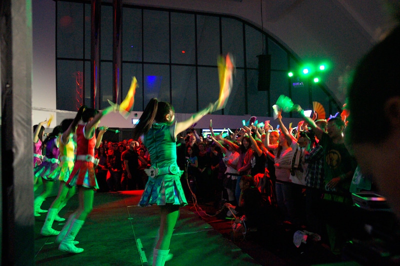 サイリウムを振って応援する観客。会場には日本から応援に駆けつけたモノノフの姿も。(c) 文化庁メディア芸術祭事務局