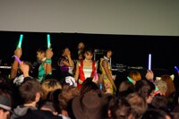 今回のステージ衣装はシングル「Z伝説 ～終わりなき革命～」のビデオクリップで着用している戦隊ヒーロー風コスチューム。(c) 文化庁メディア芸術祭事務局